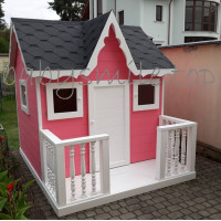 Деревянный домик с верандой для девочки